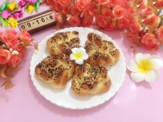 17、牛奶黑芝麻小餐包,美美哒！慢慢的享用吧。