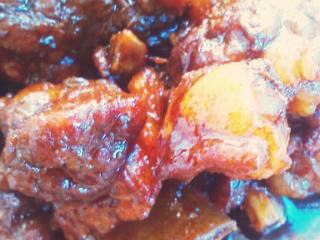 1、娜式红烧排骨,先把排骨洗净。放开水里焯下。（去除血水）。然后把水倒掉。