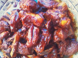 2、娜式红烧排骨,在把锅烧热。排骨倒入煸炒。为了把水份炒干。肉质会紧致。