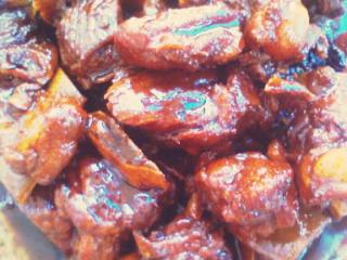 3、娜式红烧排骨,倒入油。放生姜。八角。大火。炒至外皮有点金黄色。