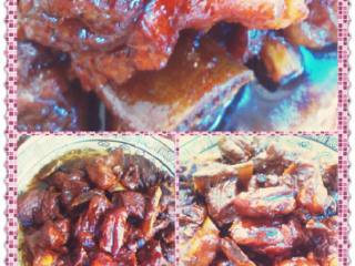 5、娜式红烧排骨,快收汁放秘制红烧汁。和鸡精。关火闷五分钟起锅即可。