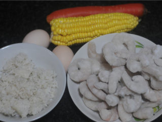 2、虾仁炒饭,虾仁解冻，剩米饭、玉米、胡萝卜清洗干净，鸡蛋准备