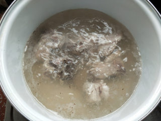 1、懒人料理--冬瓜排骨汤,排骨用温水焯至变色。开始的水温大概和体温差不多，慢慢烧开后，血水就出来了。捞排骨时，不要将血沫子带出来了。