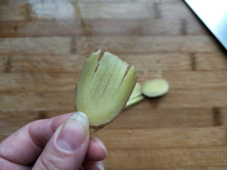 2、懒人料理--冬瓜排骨汤,切两片姜，姜片这样切好出味也方便最后捞出来。不爱吃姜的同学可以这样切。