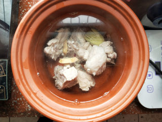 3、懒人料理--冬瓜排骨汤,砂锅里倒热水，放入焯过水的排骨和姜片。我家人少，我用的小号电砂锅，高火煲了一个多小时。也可以用砂锅在天燃气上煲，大火烧开后转小火。