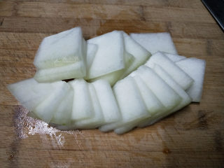 4、懒人料理--冬瓜排骨汤,冬瓜切1.5cm的厚片。