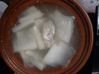 6、懒人料理--冬瓜排骨汤,加入冬瓜片，放少许盐。这样的汤不用味道太重，盐量也少，清清淡淡的才好喝。