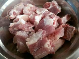 1、糖醋排骨,把排骨冷水下锅，煮开后捞出排骨过凉水冲洗干净，擦去表面水分