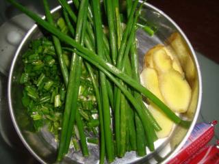 2、糖醋排骨,葱切小段、姜切小片