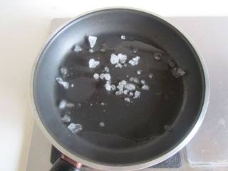 3、糖醋排骨,锅中放适量油烧热后，放入冰糖小火融化