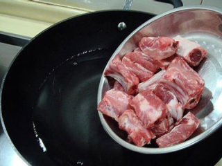 4、糖醋排骨,倒入排骨翻炒两分钟左右挂糖色