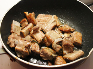 6、糖醋排骨,倒入生抽、料酒、老抽和米醋翻炒至排骨上色