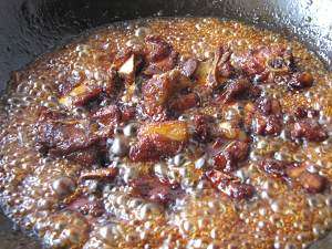 7、糖醋排骨,倒入热水没过排骨，把八角放进去，大火煮开后改中小火炖煮