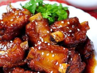 8、糖醋排骨,炖煮约五十分钟至一个小时，调入适量的盐和鸡精，改大火收汁撒芝麻即可。