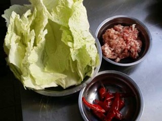 1、鱼香白菜卷,原料图片
