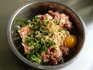 2、鱼香白菜卷,肉末加葱、姜、香菜末、虾皮、鸡蛋液、盐、料酒、香油，顺着一个方向搅打上劲