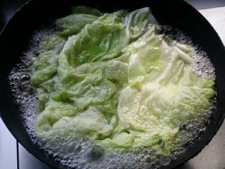 3、鱼香白菜卷,白菜叶放沸水中烫一下
