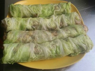 4、鱼香白菜卷,肉馅放白菜叶上，卷成白菜卷