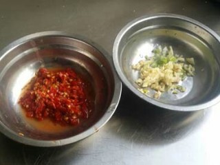 5、鱼香白菜卷,泡椒、葱、姜、蒜切碎