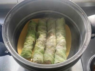 6、鱼香白菜卷,白菜卷上笼用中火蒸10分钟