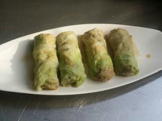 7、鱼香白菜卷,取出摆入盘中