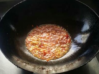 8、鱼香白菜卷,葱、姜、蒜、泡椒炒出香味