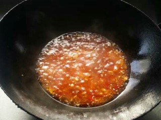 9、鱼香白菜卷,加开水、盐、白糖、白醋调好口味，用水淀粉勾芡