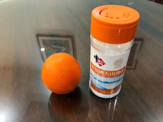 1、盐蒸橙子,准备好一个橙子????和盐