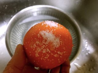 2、盐蒸橙子,橙子表面撒上适量盐揉搓