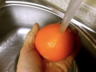 3、盐蒸橙子,用流动水冲洗干净