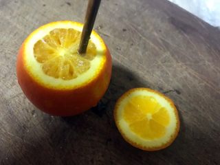 6、盐蒸橙子,用筷子再戳一个个小洞，让盐充分渗入到橙子肉中