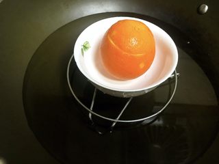 8、盐蒸橙子,锅中放入适量水，将橙盅放在三脚架上