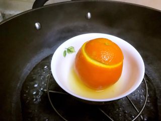 10、盐蒸橙子,蒸好出锅，碗中的水可以喝哦