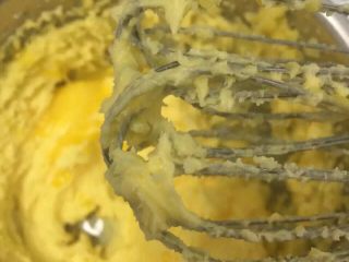 1、哆啦A梦翻糖曲奇饼干,将无盐黄油室温软化打发一下，加入鸡蛋继续拌匀，在分2次放入细砂糖，最后放入低筋面粉用手揉至光面，擀平用磨具印上卡通