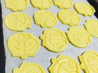 2、哆啦A梦翻糖曲奇饼干,印好卡通放入烤盘，烤箱预热150度。