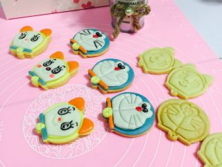 4、哆啦A梦翻糖曲奇饼干,放置干爽装盒