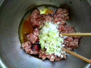 1、丝瓜肉丸汤,葱姜切沫放入肉馅中。放入两勺生抽，一勺耗油，一勺料酒，一勺香油，适量盐搅拌均匀