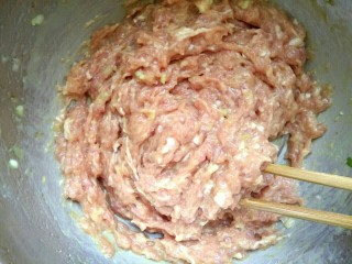 2、丝瓜肉丸汤,再放入一个整鸡蛋，适量清水朝一个方向划圈搅拌，使肉馅越来越细腻（放入清水使肉丸熟后更鲜嫩）