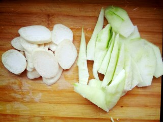 3、丝瓜肉丸汤,杏鲍菇切片，丝瓜切滚刀块