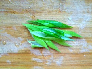 4、丝瓜肉丸汤,葱切斜片