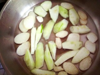 5、丝瓜肉丸汤,锅中放入适量清水，放入杏鲍菇丝瓜烧开，再放入葱