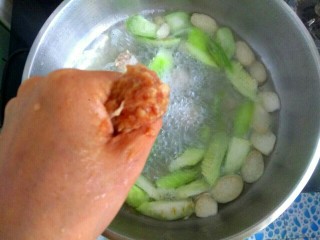 6、丝瓜肉丸汤,从虎口挤出肉馅，用勺子放入锅中