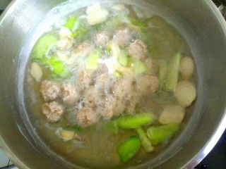 7、丝瓜肉丸汤,烧开后煮两三分钟即可