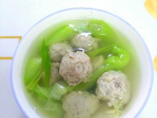 8、丝瓜肉丸汤,盛出后在碗中滴适量香油