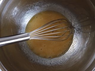 3、芝麻薄脆,倒入植物油拌匀