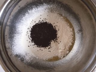 5、芝麻薄脆,加入黑芝麻