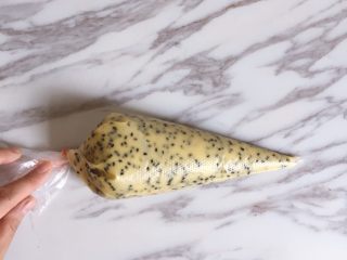 7、芝麻薄脆,装入裱花袋