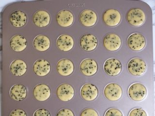 8、芝麻薄脆,挤入烤盘