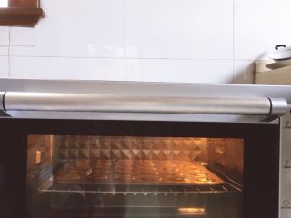 9、芝麻薄脆,放入烤箱