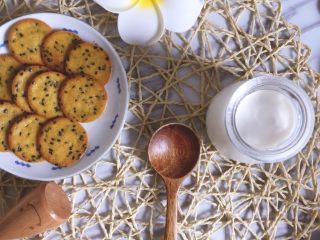 11、芝麻薄脆,可以吃了。嘎嘣脆。